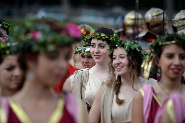 Mulheres vestem trajes de sacerdotisas da divindade Vesta antes da parada de comemoração do dia de fundação de Roma - Sputnik Brasil
