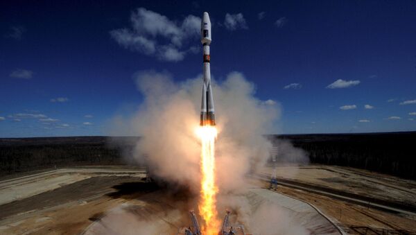 Foguete Soyuz-2.1a com três satélites a bordo: Lomonosov, AIST-2D e SamSat-218 é lançado do cosmódromo de Vostochny, Rússia, 27 de abril de 2016 - Sputnik Brasil