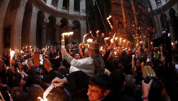 Fogo Sagrado se acende na Basílica do Santo Sepulcro em Jerusalém. - Sputnik Brasil