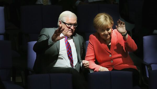 German Chancellor Angela Merkel, right, and Foreign Minister Frank-Walter Steinmeier wave as they attend a meeting of the German Federal Parliament, Bundestag, at the Reichstag building in Berlin, Germany, Thursday, Sept. 24, 2015 - Sputnik Brasil