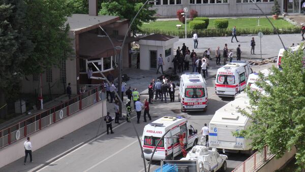 Os oficiais de polícia inspecionam a cena depois de uma explosão em frente à sede da polícia da cidade em Gaziantep, Turquia 1 de maio de 2016 - Sputnik Brasil