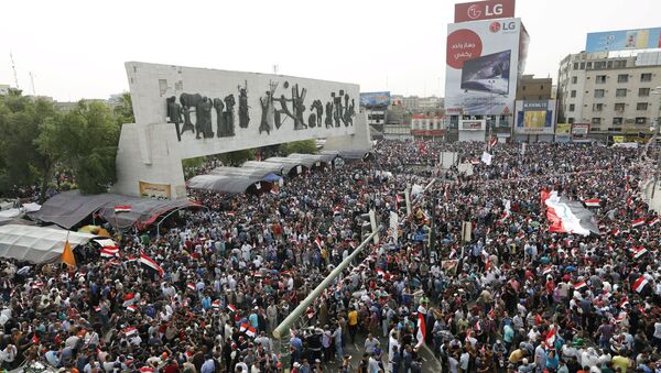 Manifestantes em Bagdá, 26 de abril. - Sputnik Brasil