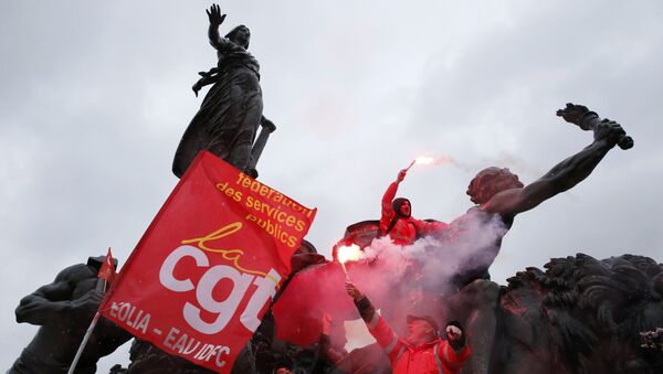 Os trabalhadores sindicais franceses mantenha durante uma manifestação contra a proposta de lei do trabalho francês, em Paris. - Sputnik Brasil