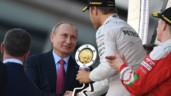 Vladimir Putin e Nico Rosberg no Grande Prêmio da Rússia de Fórmula 1 - Sputnik Brasil