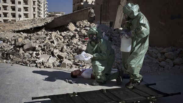 Voluntários em simulação sobre como reagir a ataque químico em Aleppo (arquivo) - Sputnik Brasil