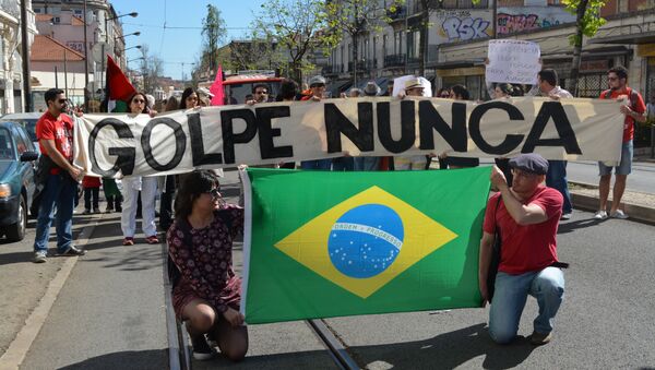 Manifestantes brasileiros mostram cartaz dizendo Golpe nunca em um ato de 1 de maio de 2016 em Lisboa - Sputnik Brasil