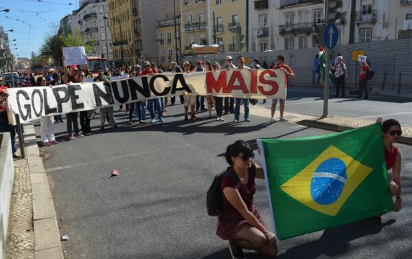 Manifestantes mostram bandeira brasileira sobre fundo de cartaz dizendo Golpe nunca mais em um ato de 1 de maio de 2016 em Lisboa - Sputnik Brasil