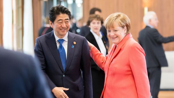 A chanceler alemã Angela Merkel e o premiê japonês Shinzo Abe - Sputnik Brasil