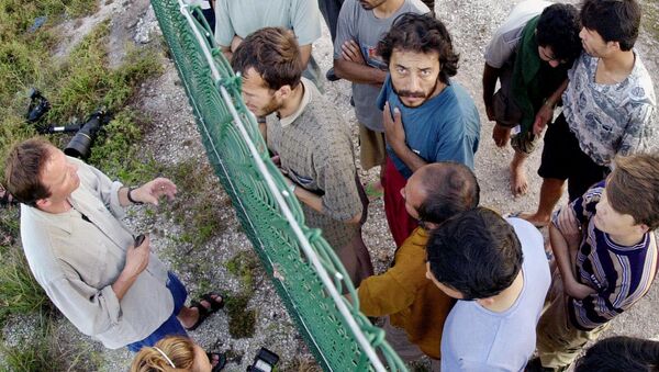 Solicitantes de asilo no centro de detenção australiano na ilha de Nauru conversam com jornalistas estrangeiros. - Sputnik Brasil