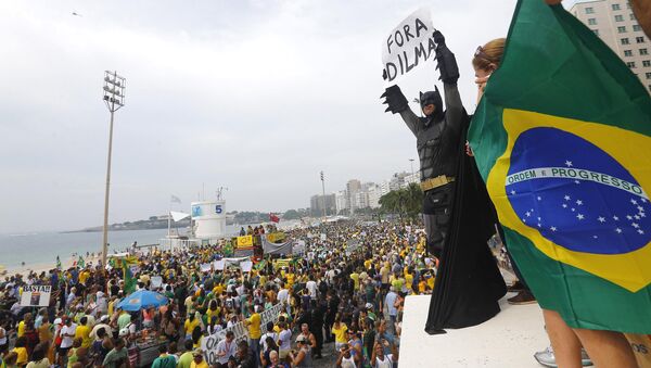 Manifestante vestido de Batman protesta contra a presidenta Dilma Rousseff - Sputnik Brasil