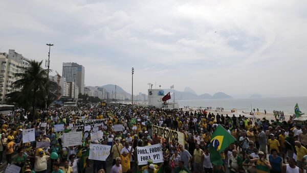 Moradores protestam contra a presidenta Dilma Rousseff em Copacabana, Rio de Janeiro - Sputnik Brasil