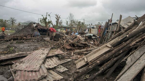 Moradores nos escombros de casas destruídas pelo ciclone Pam em Port Vila, capital de Vanuatu - Sputnik Brasil