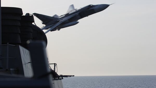 A foto da Marinha dos EUA mostra o que parece ser um avião militar russo voando muito próximo do destroier americano USS Donald Cook. - Sputnik Brasil