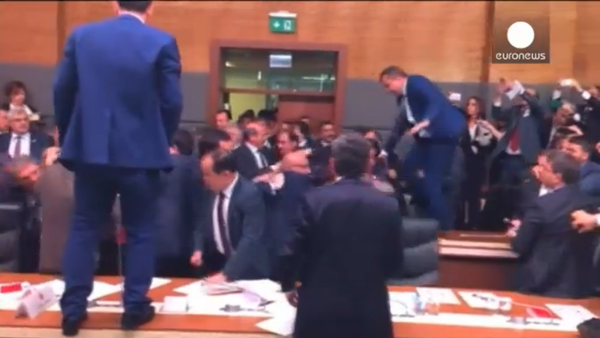 Deputados brigam na Assembleia Nacional turca - Sputnik Brasil
