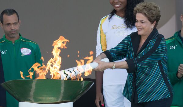 Chama Olímpica chega em Brasília e a Presidenta Dilma Rousseff acende a Pira Olímpica em Cerimônia - Sputnik Brasil