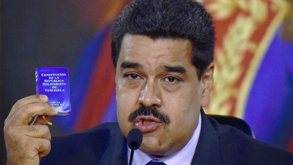 Presidente da Venezuela Nicolas Maduro mostra a Constituição do páis na ceremônia de inauguração da Comissão de Verdade e Justiça - Sputnik Brasil