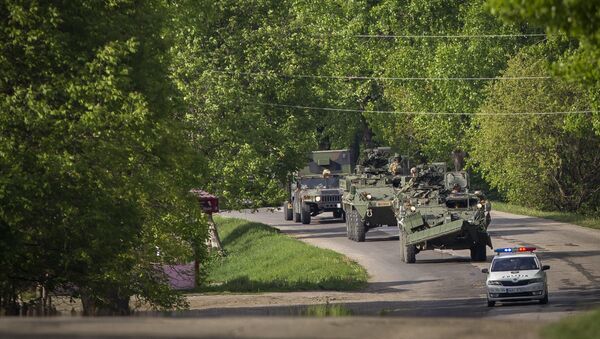 US military vehicles drive on a road in Sculeni, Moldova, Tuesday, May 3, 2016 - Sputnik Brasil