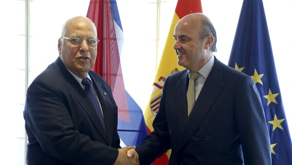 Vice-presidente de Cuba, Ricardo Cabrisas, e o ministro de Economia e Competitividade da Espanha, Luis de Guindos - Sputnik Brasil