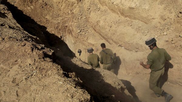 Israeli soldiers enter a tunnel discovered near the Israel Gaza border. - Sputnik Brasil