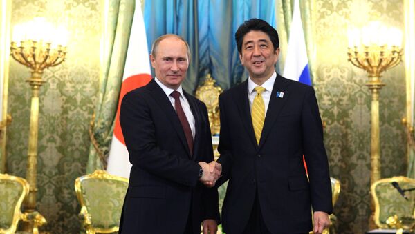 Presidente da Rússia Vladimir Putin e Primeiro-ministro do Japão Shinzo Abe durante a reunião no Kremlin, 2013 - Sputnik Brasil