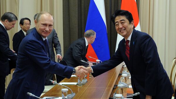 Vladimir Putin, o presidente russo e Shinzo Abe, o primeiro-ministro japonês - Sputnik Brasil