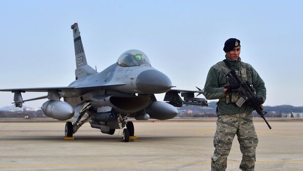 Soldado estadunidense em frente do caça F-16 - Sputnik Brasil