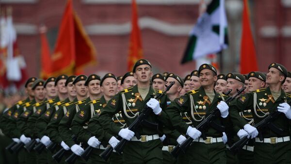 Os militares russos durante o ensaio geral da Parada de Vitória na Praça Vermelha em Moscou, 7 de maio de 2016. - Sputnik Brasil