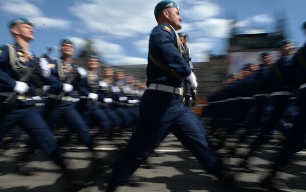 Os militares russos durante o ensaio geral da Parada da Vitória na Praça Vermelha em Moscou, 7 de maio de 2016. - Sputnik Brasil