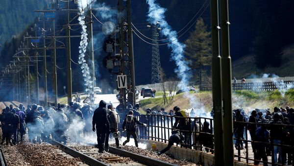 Demonstrators take part in a protest against a plan to restrict access through the Brenner Pass between Italy and Austria, in Brenner, Italy, May 7, 2016. - Sputnik Brasil