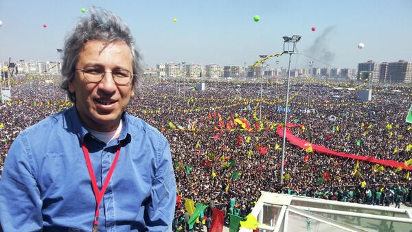 Turkish journalist Can Dundar during a Newroz celebration in Diyarbakir - Sputnik Brasil