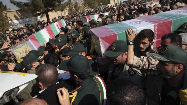 Civilians and armed forces members carry the flag draped coffins of Iranian Revolutionary Guard's Gen. Mohsen Ghajarian, right, and some of his comrades who were killed in fighting in Syria, during their funeral ceremony outside the headquarters of the guard's ground forces in Tehran, Iran, Saturday, Feb. 6, 2016. - Sputnik Brasil