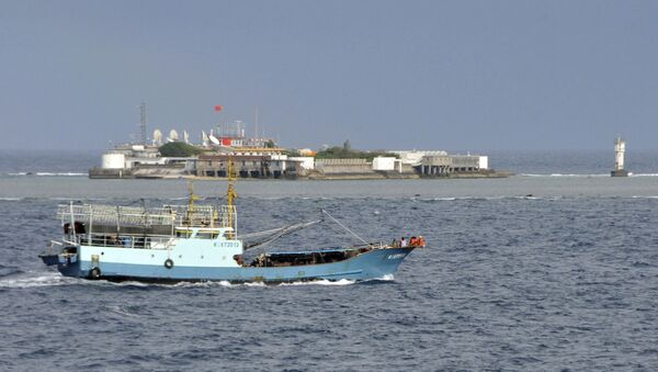 Um barco de pesca chinês no mar da China Oriental - Sputnik Brasil
