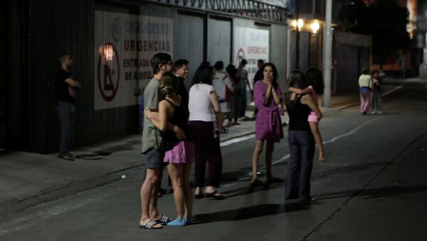Pessoas após o terremoto que ocorreu na cidade de México, 8 de maio, 2016 - Sputnik Brasil