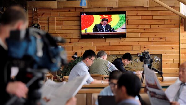 Repórteres estrangeiros durante a transmissão do congresso do Partido dos Trabalhadores da Coreia do Norte - Sputnik Brasil