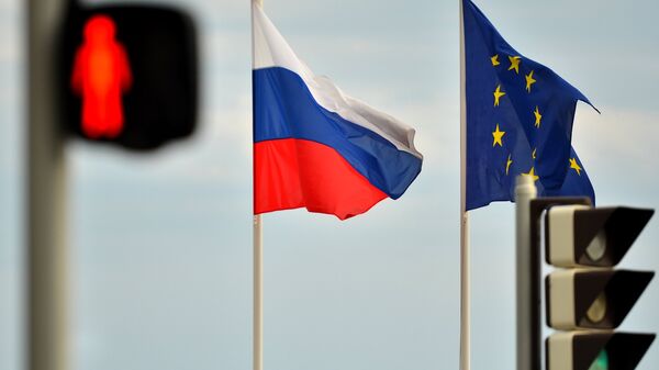Bandeiras da Rússia e da União Europeia - Sputnik Brasil