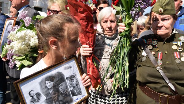 Uma menina e mulheres idosas participam da passeata do Regimento Imortal em 9 de maio de 2016 em Moscou - Sputnik Brasil