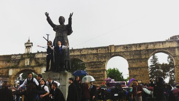 O Papa é comunista - nesta encenação da Queima das Fitas em 9 de maio em Coimbra - Sputnik Brasil