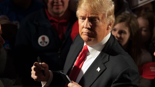 Republican presidential candidate Donald Trump signs autographs for supporters at the conclusion of a Donald Trump rally at Millington Regional Jetport on February 27, 2016 in Millington, Tennessee - Sputnik Brasil
