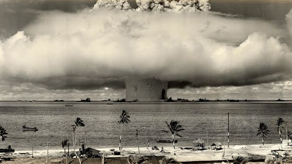 A explosão de bomba hidrogênio dos EUA no atol de Biquíni, nas Ilhas Marshall, no Pacífico (1954) - Sputnik Brasil