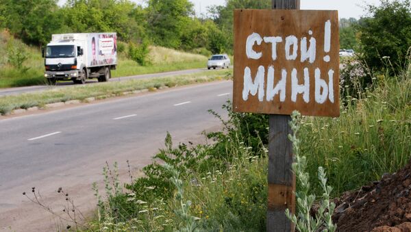 'Pare! Minas!', adverte uma placa perto da cidade de Kramatorsk, região de Donetsk, no Leste da Ucrânia - Sputnik Brasil