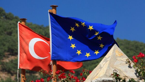 Bandeiras da EU e da Turquia - Sputnik Brasil