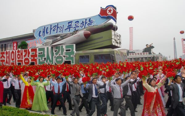 Um veículo militar mostra um míssil balístico na principal praça de Pyongyang durante desfile de 11 de maio de 2016 - Sputnik Brasil