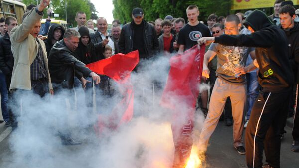 Supporters of nationalist parties burn red flags during a protest in Lviv, eastern Ukraine, during a Victory day celebration marking the anniversary of the end of WWII on May 9, 2011 - Sputnik Brasil