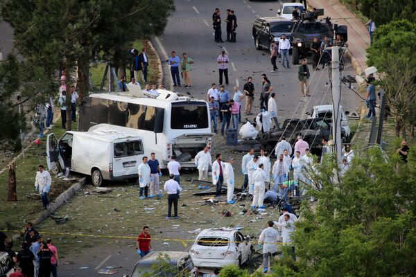Os policiais e especialistas de Medicina Legal depois de explosão do carro-bomba na cidade turca de Diyarbakir - Sputnik Brasil