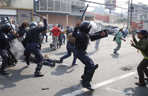 Polícia ataca manifestantes perto do Escritório Presidencial em Tegucigalpa, Honduras - Sputnik Brasil