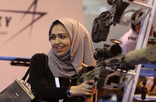 Uma mulher jordana olha para uma arma na exibição militar SOFEX - Sputnik Brasil