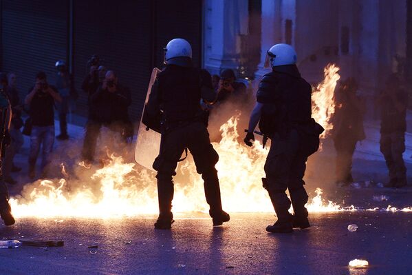 A polícia grega durante de uma manifestação contra pacote de reformas em Atenas - Sputnik Brasil