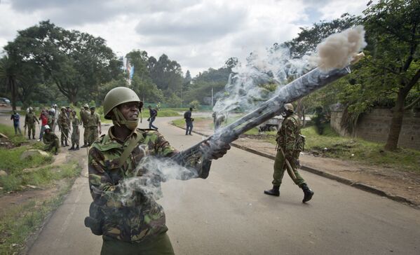 Um policial dispara gás lacrimogêneo no centro de Nairobi, Kenya - Sputnik Brasil