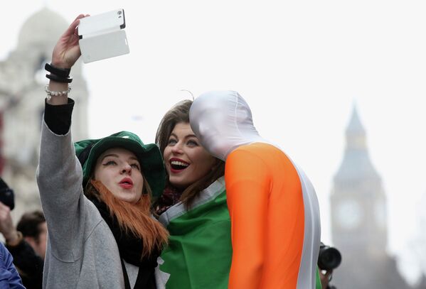 Meninas jovens tiram fotos em Londres, Reino Unido - Sputnik Brasil
