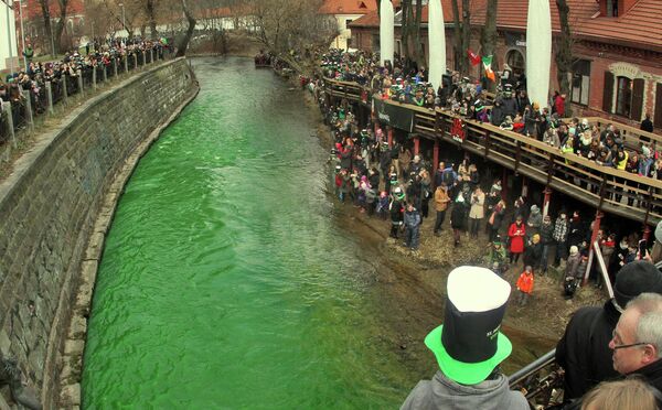 O rio Vilnia na capital lituana de Vilnius foi pintado de verde para comemorar o Dia de São Patrício - Sputnik Brasil